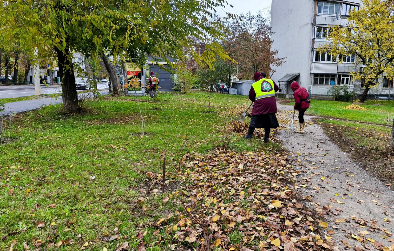 Харківські комунальники продовжують осіннє прибирання